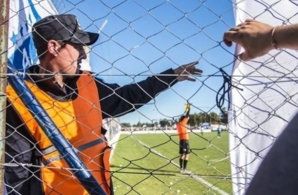 Castigan con cinco años de inhabilitación a DT acusado de golpear a mujer policía
