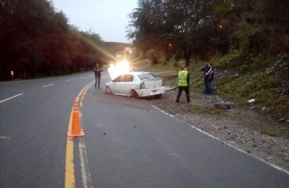 Un joven perdió el control de su vehículo e impactó contra la montaña