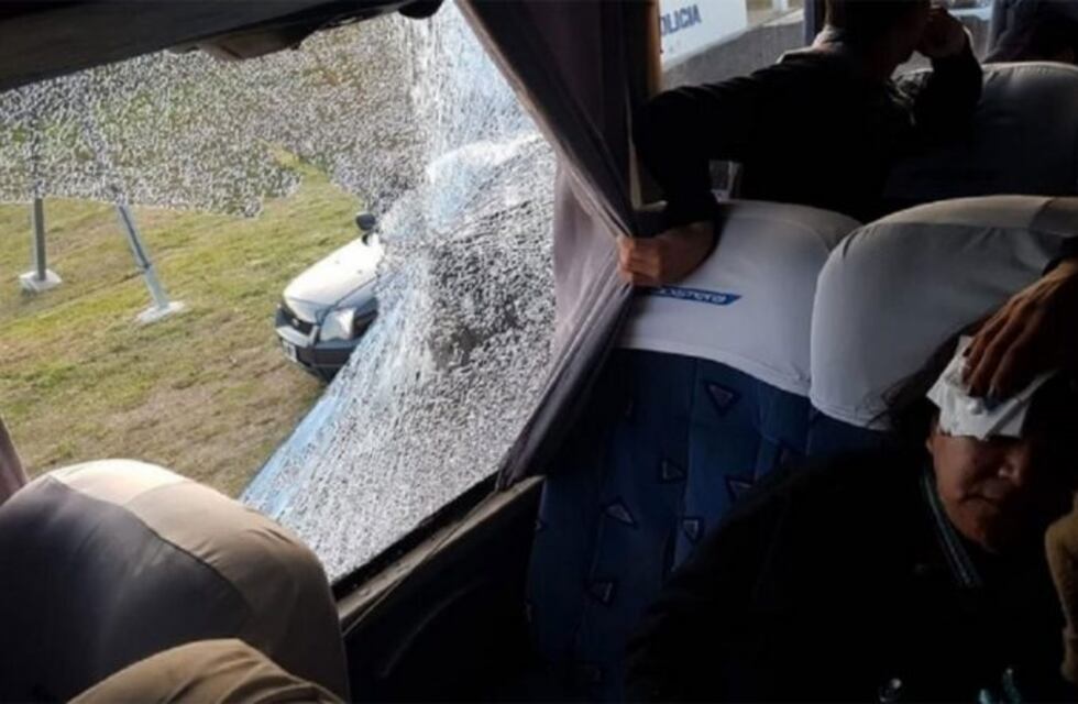 Hirieron a una mujer de un piedrazo mientras viajaba en un colectivo
