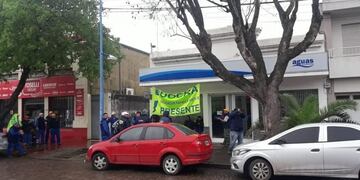Manifestación de la UOCRA Rafaela frente a ASSA en reclamo de pagos atrasados de la empresa Brumont (@ADN979FM)