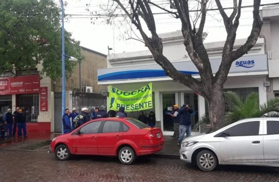 Manifestación de la UOCRA frente a Aguas Santafesinas en reclamo de pagos atrasados de una empresa rosarina
