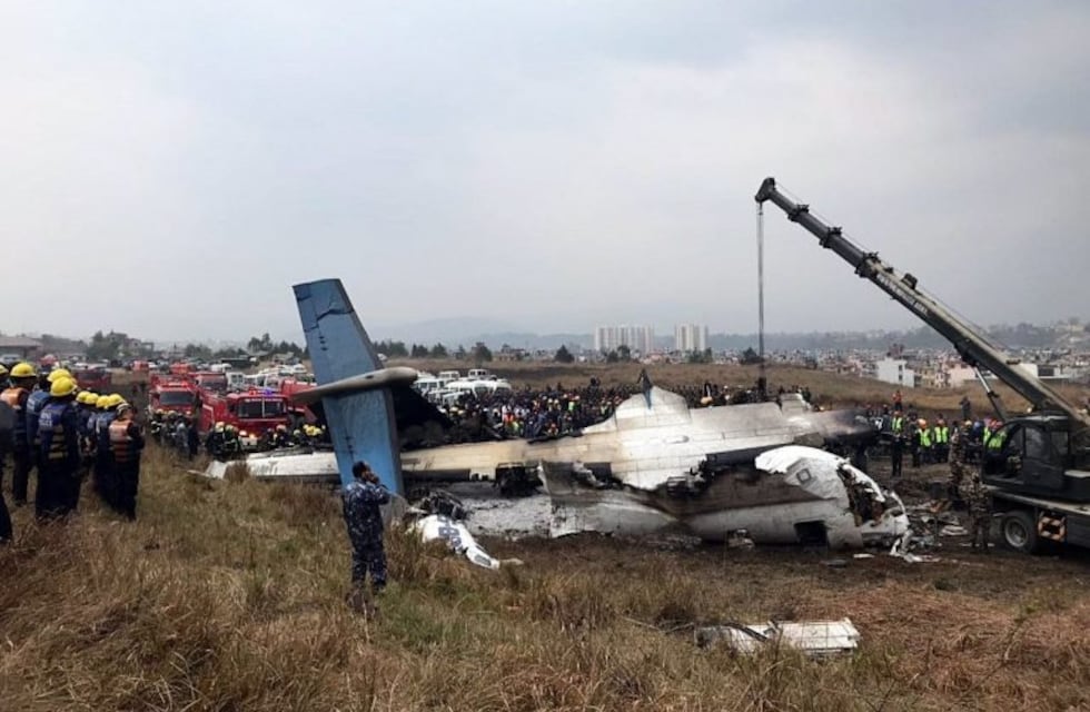 Se estrelló e incendió un avión en Nepal: al menos 49 muertos