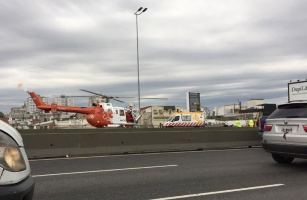 Un helicóptero aterrizó sobre la Autopista 25 de mayo para socorrer a un motociclista