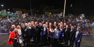 Bertone junto a gobernadores de todo el país en el cierre de la campaña de la fórmula Fernández - Fernández\u002E
