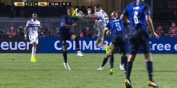 Patada alevoza de Everton, contra un Enzo Díaz que a lo guapo siguió jugando\u002E