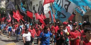 El Movimiento Evita marchu00f3 por el centro de Rosario hasta la puerta del Municipio