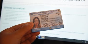 Se entregaron puerta a puerta las licencias de conducir que fueron tramitadas antes del aislamiento (Municipalidad de La Plata)