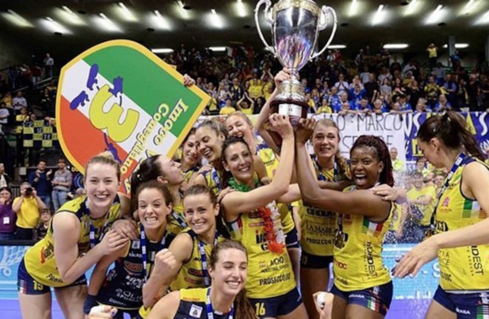 Viral: la celebración nudista de las campeonas de vóley femenino