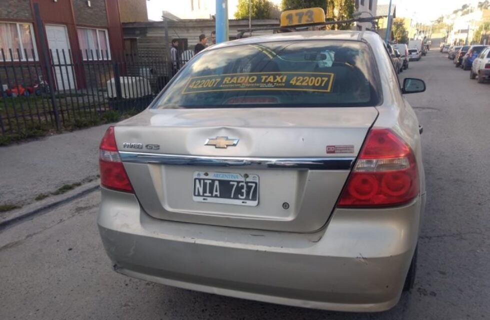 Se produjo un choque entre una motocicleta y un taxi por la calle Ignacio Rucci N° 2742