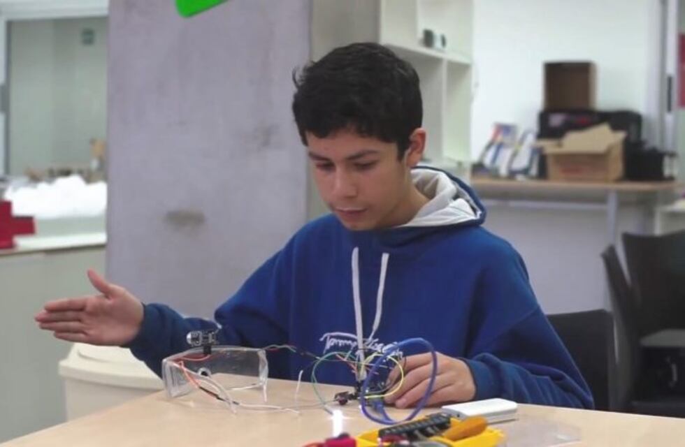 Estudiante jujeño creó un lente para personas no videntes que detecta la proximidad de un objeto