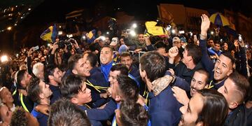 Los jugadores de Boca Juniors festejan el tu00edtulo del campeonato argentino el 20/06/2017 en Bahu00eda Blanca, Argentina, luego de la derrota de su u00fanico escolta, Banfield\u002E\r\n(Vinculado al texto de dpa \