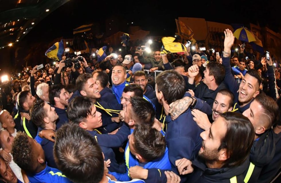 ¡Dale campeón! Los jugadores de Boca festejaron con los hinchas en Bahía Blanca