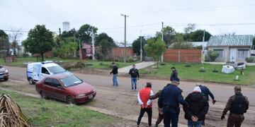Detenidos en Allanamiento\nCrédito: Policía ER