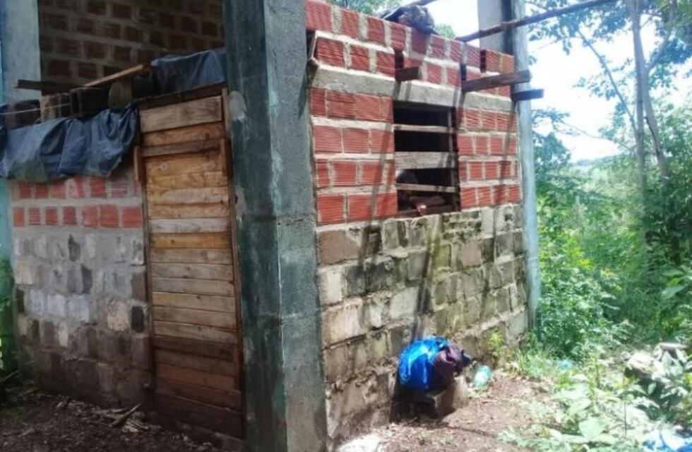 Como en la Edad Media: encontraron a una persona encerrada y abandonada en una casilla