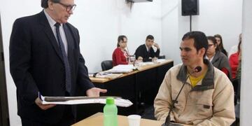 Mariano Williams viendo el machete con el que mató a Silvera