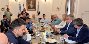 El gobernador Morales con los periodistas, a su regreso de China