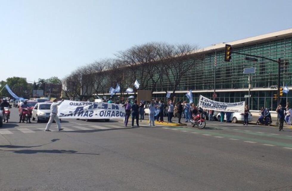 Personal de salud municipal de Rosario salió a la calle con fuerte protesta