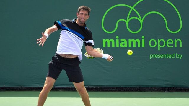 MIA117. CAYO VIZCAu00cdNO (EE.UU.), 25/03/2017.- El argentino Federico Delbonis devuelve una bola al alemu00e1n Jan-Lennard Struff hoy, domingo 26 de marzo de 2017, durante un juego del Abierto de Tenis de Miami, que se disputa en Cayo Vizcau00edno, Florida (Estados