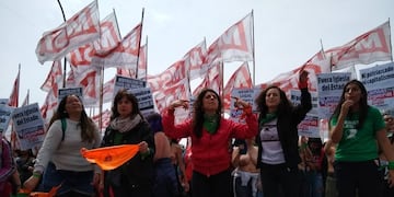 Manifestantes con los pañuelos naranjas, que piden la separación de la iglesia y el Estado (web)\u002E