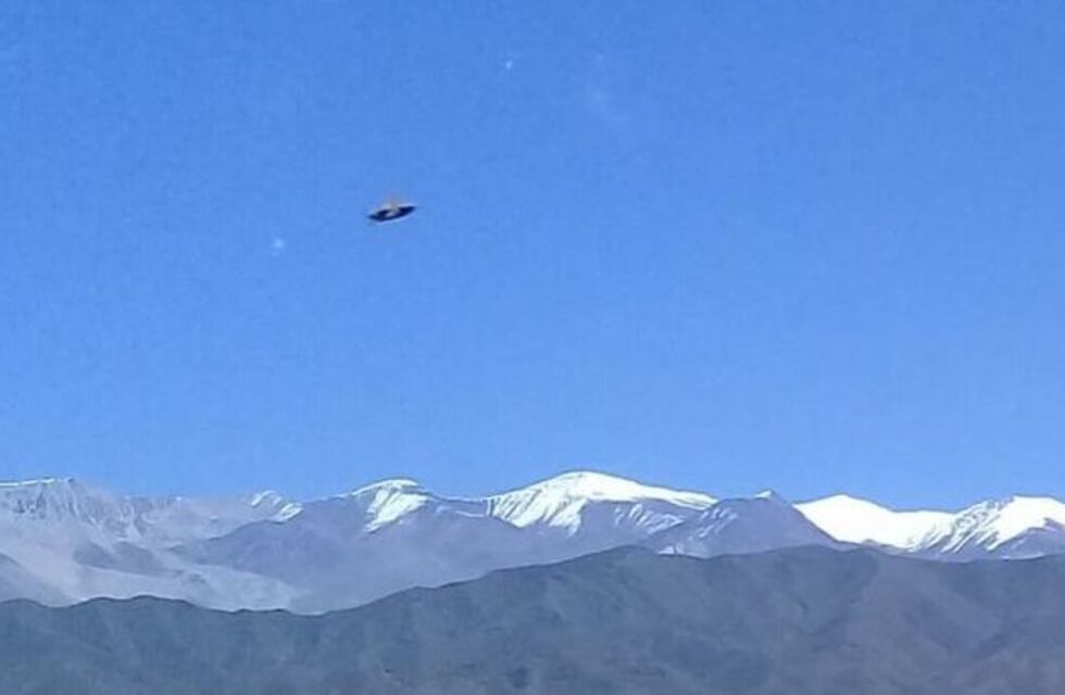Un extraño objeto volador fue retratado por una familia en Salta