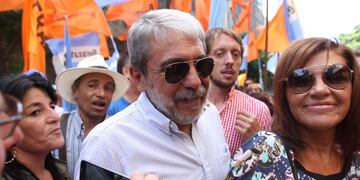 DYN98, BUENOS AIRES, 07/03/2017, TRABAJADORES EXIGEN A DIRIGENTES FECHA DEL PARO GENERAL DURANTE EL ACTO DE CGT EN DIAGONAL SUR Y MORENO\u002E FOTO:DYN/TONY GOMEZ buenos aires anibal fernandez protesta marcha movilizacion acto cgt marchas protestas manifestaciones trabajadores cgt incidentes disturbios peleas palco