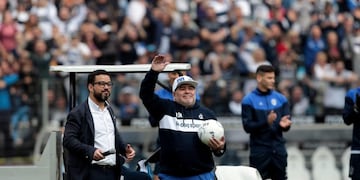 Diego Armando Maradona, muy emocionado,  saluda a la hinchada del Lobo\u002E (EFE/Demian Alday)