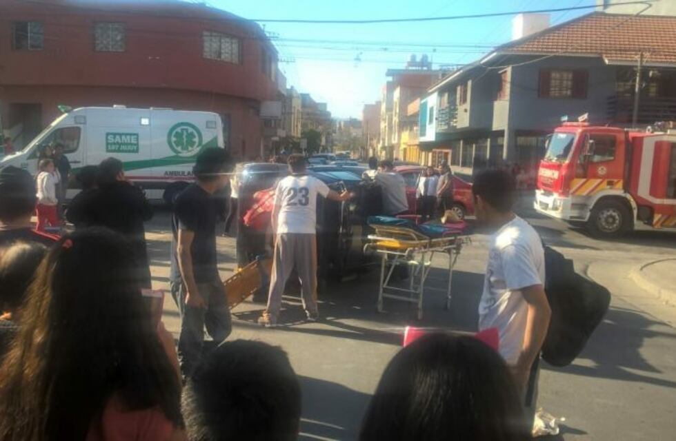 Revuelo en el barrio Gorriti por aparatoso vuelco tras un choque