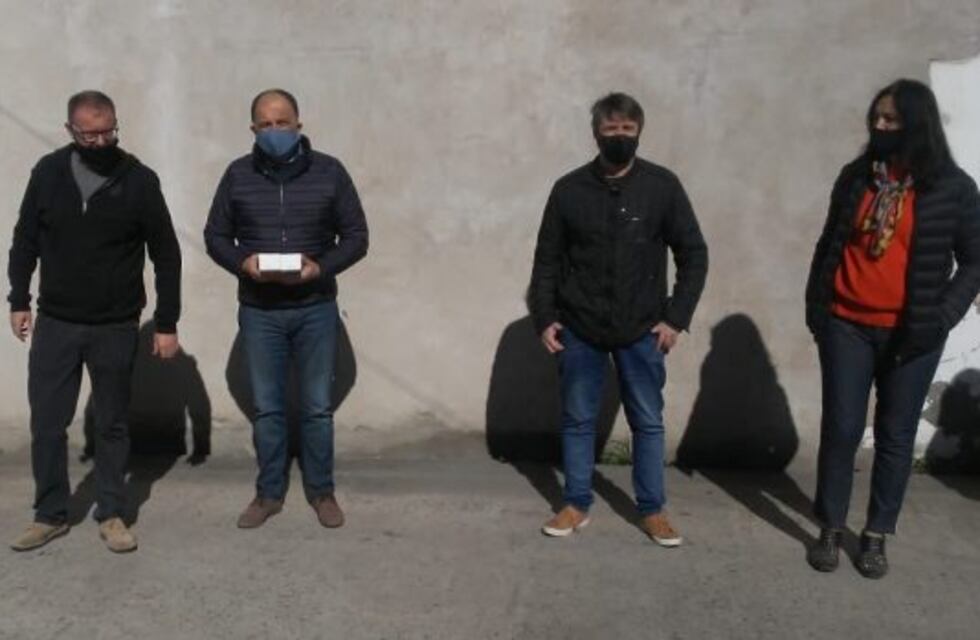 Garate entregó dos pistolas de temperatura a Policoop