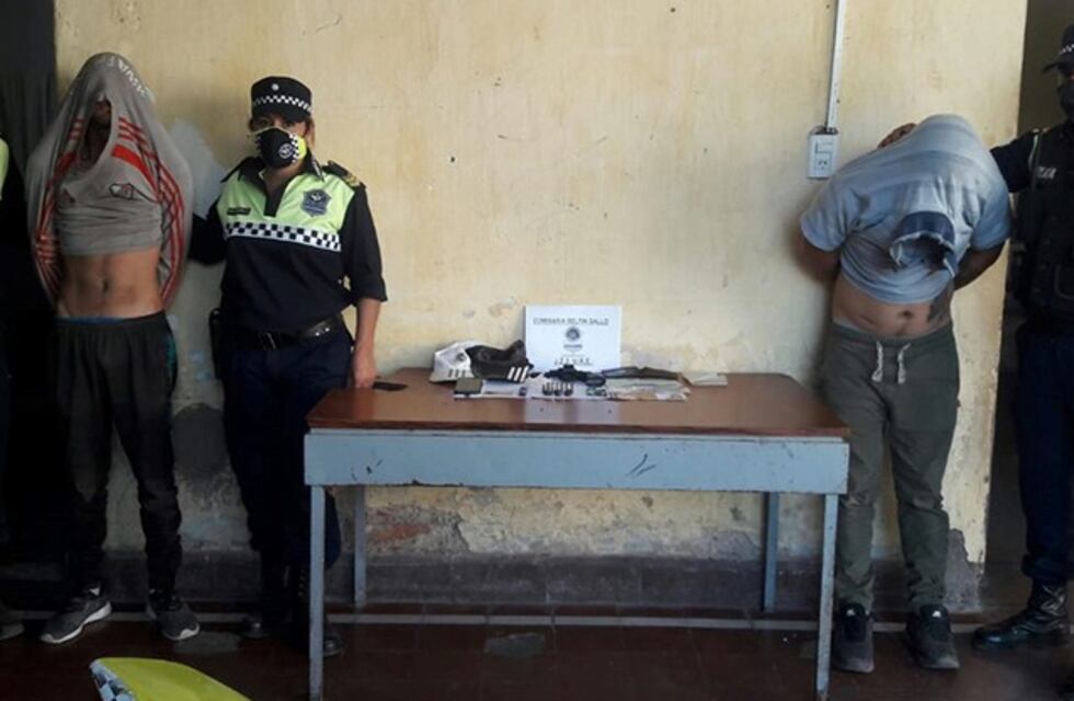 Delfín Gallo: dos jóvenes fueron aprehendidos por estar armados y con drogas en la plaza del Barrio Yona