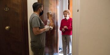 Julio, el encargado que ayuda a los adultos mayores de su edificio (Foto: GCBA)