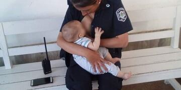 Policía amamanta a bebe