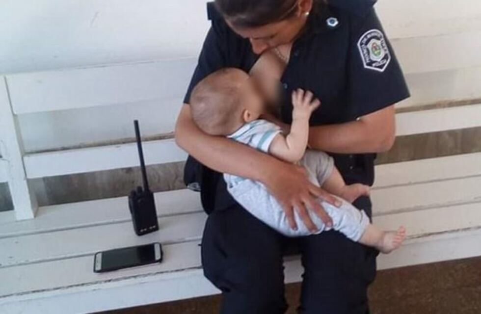 Polémica: una policía amamantó a un bebé y activistas de VIH salieron al cruce