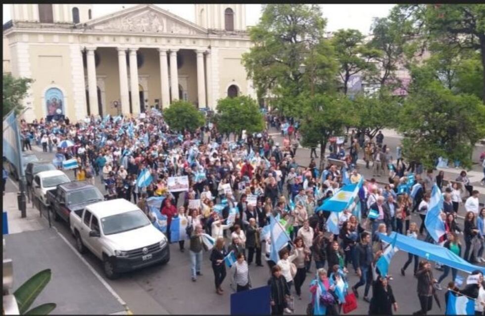 Cientos de personas acompañan desde Tucumán la "Marcha del Millón"