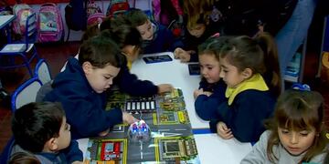 NIÑOS MENDOCINOS DE 5 ENSEÑAN A UTILIZAR UN ROBOT