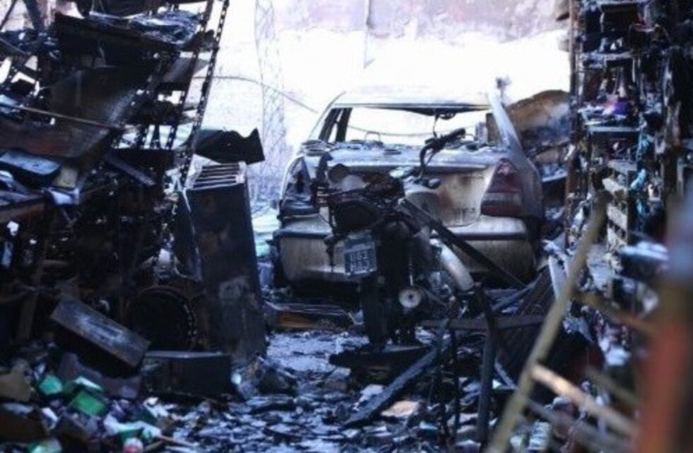 Incendio con pérdidas totales en un lubricentro de barrio Bella Vista