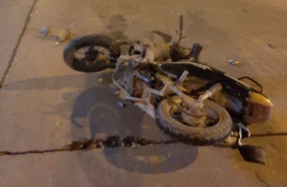 Arroyito: lesiones de consideración en un accidente entre una camioneta y una moto