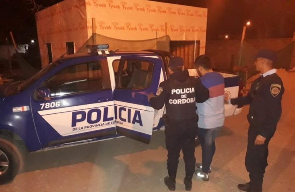 Policías atraparon a un hombre con pasamontañas y un arma de fuego en su poder