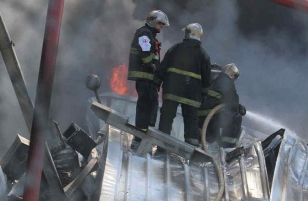 Quince dotaciones de bomberos combaten un incendio en una fábrica de pañales de Esteban Echeverría