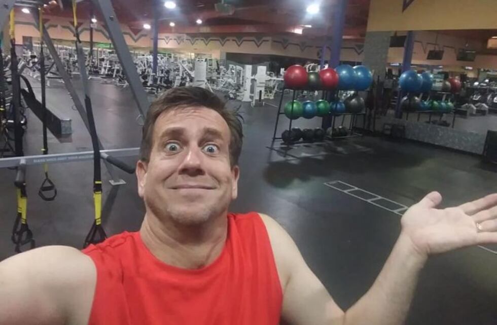 Lo dejaron encerrado en el gimnasio, lo contó en Facebook y sus fotos se volvieron virales