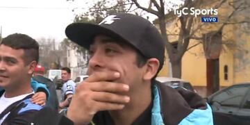 Un hincha se emociona al ver la nueva tribuna\u002E