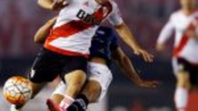 Football Soccer - River Plate v Independiente del Valle - Copa Libertadores - Antonio Liberti stadium, Buenos Aires, Argentina 4/5/16. River Plate's Camilo Mayada in action against Independiente del Valle's Luis Ayala. REUTERS/Marcos Brindicci cancha river plate camilo mayada futbol copa libertadores 2016 futbol futbolistas river plate independiente del valle