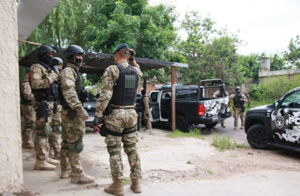 Concretaron 39 allanamientos antidroga con dos policías heridos y uno detenido