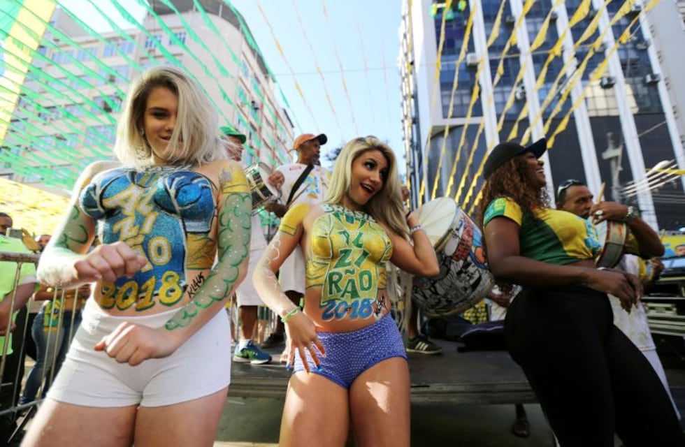 Las garotas que vibraron con la sufrida victoria de Brasil sobre Costa Rica