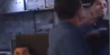 El incidente con el pasajero y el azafato ocurrió en un vuelo de Latam que venía de Perú a Córdoba\u002E