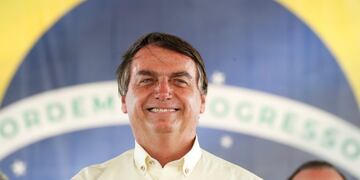 FILED - 18 September 2020, Brazil, Sinop: Brazilian President Jair Bolsonaro smiles at an event during his visit to Mato Grosso\u002E Bolsonaro is in a stable condition after surgery to remove a bladder stone, the Communications Ministry said on Friday\u002E Photo: Alan Santos/Palacio Planalto/dpa - ACHTUNG: Nur zur redaktionellen Verwendung und nur mit vollständiger Nennung des vorstehenden Credits
