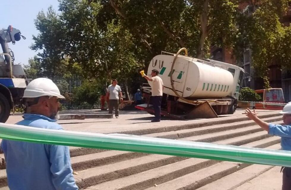 Se cayó un camión cisterna a metros de la Municipalidad