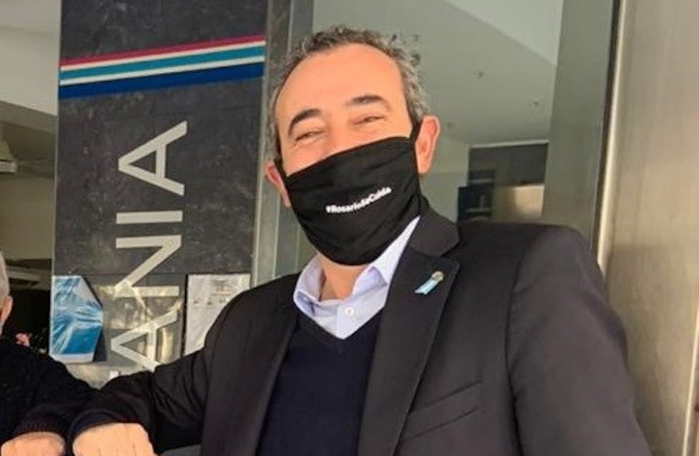 Para despegarse del escándalo, Pablo Javkin salió a explicar por qué se vacunó