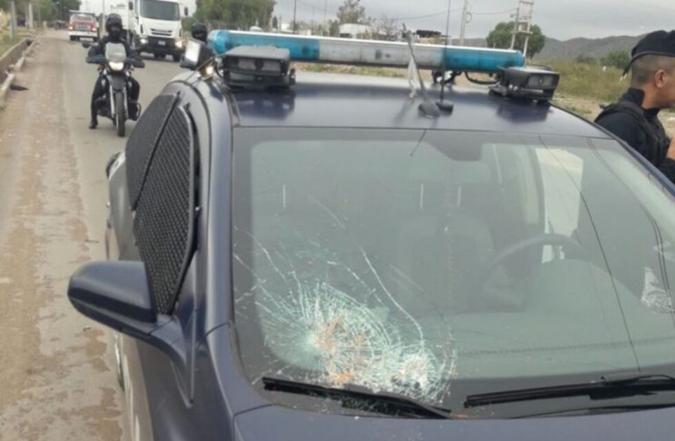 Apedrearon un móvil policial en General Alvear
