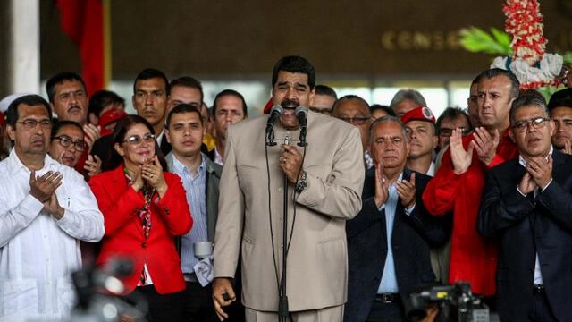 CAR29 - CARACAS (VENEZUELA), 03/05/2017.- El presidente de venezuela, Nicolu00e1s Maduro (c); su esposa, la diputada Cilia Adela Flores de Maduro (3-i) y el vicepresidente de Venezuela, Tareck El Aissami, (2-d) participan hoy, miu00e9rcoles 3 de mayo de 2017, en un acto en el exterior de la sede del Consejo Nacional Electoral (CNE) en Caracas (Venezuela). Maduro aseguru00f3 hoy que desde la oposiciu00f3n polu00edtica ha surgido una