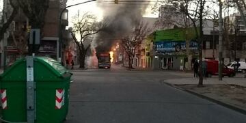 Mientras recorría la zona de 3 de Febrero y Avellaneda, las llamas comenzaron a tomar el rodado\u002E